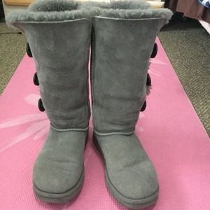 UGG Bailey Button Triplet Boot in Gray Size 8